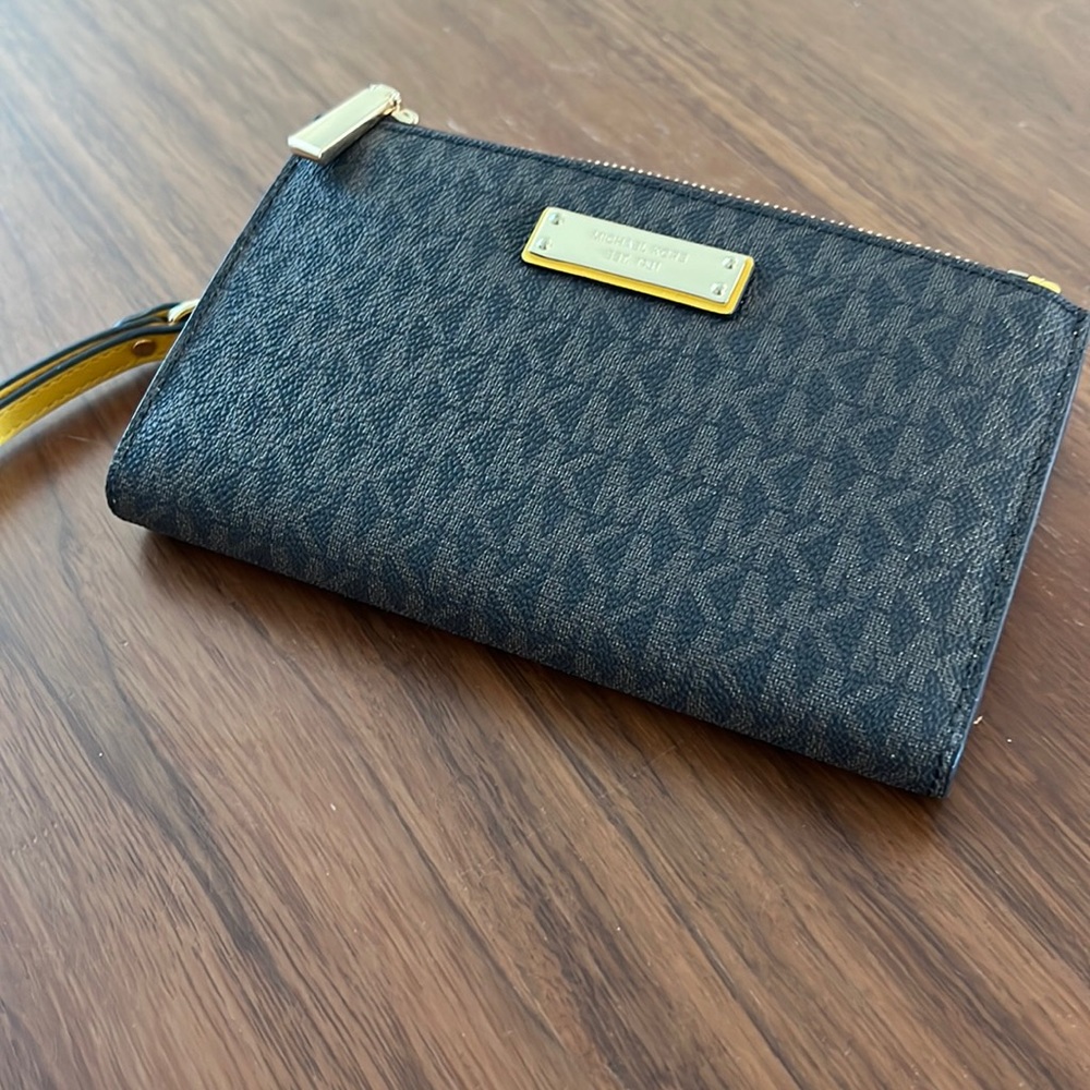 NWT Michael Kors wristlet